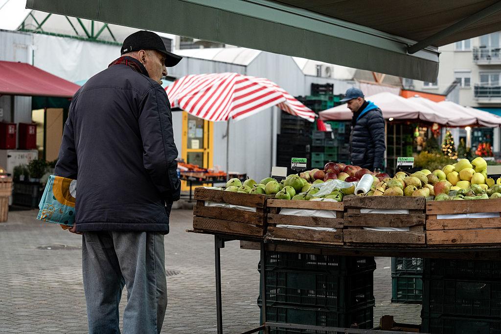 Na zdjęciu starszy mężczyzna na targu