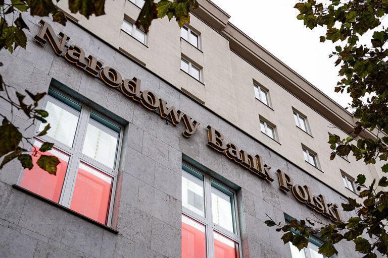 Na zdjęciu budynek z napisem Narodowy Bank Polski
