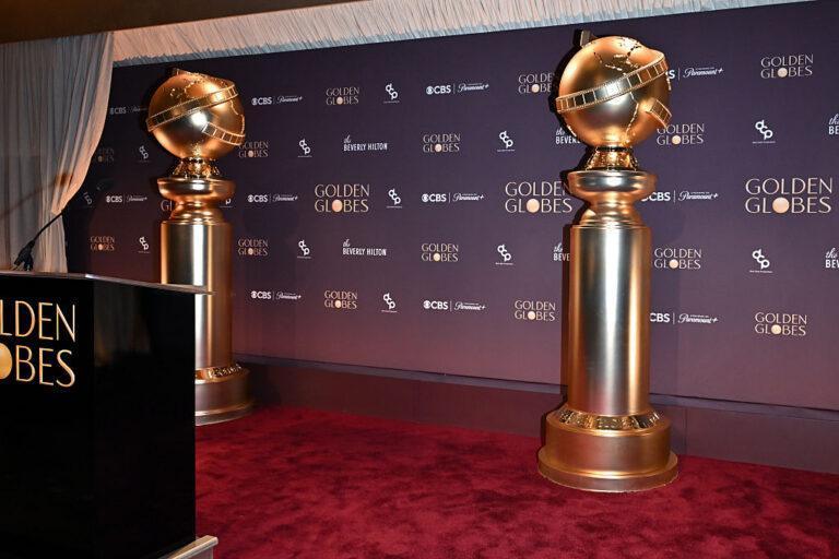 Na zdjęciu Złote Globy na scenie
