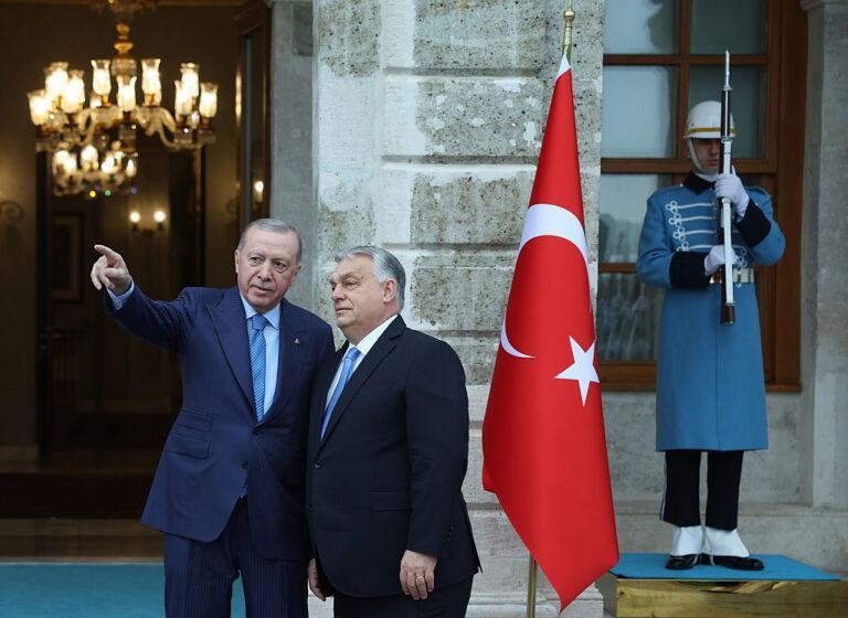 Na zdjęciu Erdogan i Orban na tle tureckiej flagi przed budynkiem