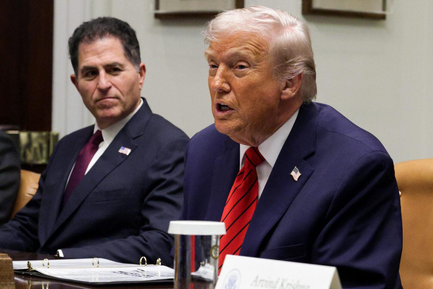 Donald Trump przy stole Michaelem Dellem.