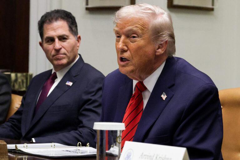 Donald Trump przy stole Michaelem Dellem.