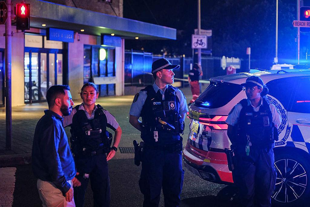 Na zdjęciu australijscy policjanci na miejscu zdarzenia