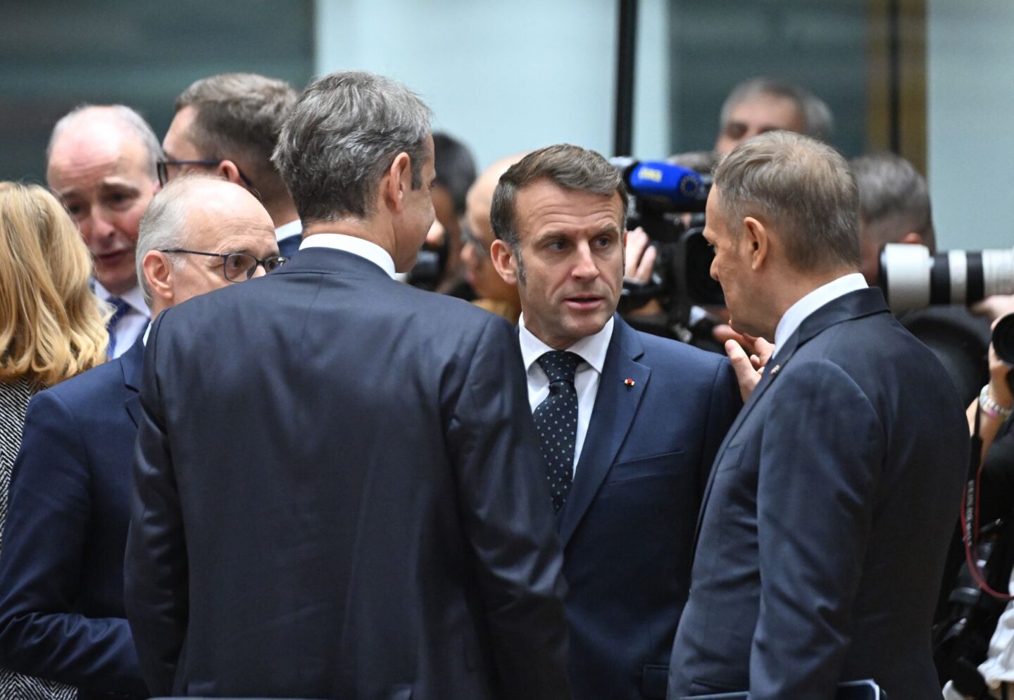 Szczyt w Brukseli 18-19 grudnia 2025 roku. Na zdjęciu prezydent Francji Emmanuel Macron, po prawej premier Donald Tusk.