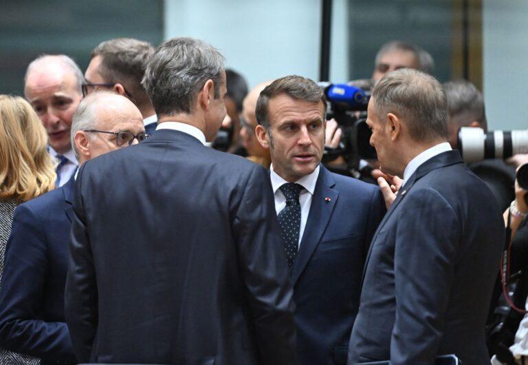 Szczyt w Brukseli 18-19 grudnia 2025 roku. Na zdjęciu prezydent Francji Emmanuel Macron, po prawej premier Donald Tusk.