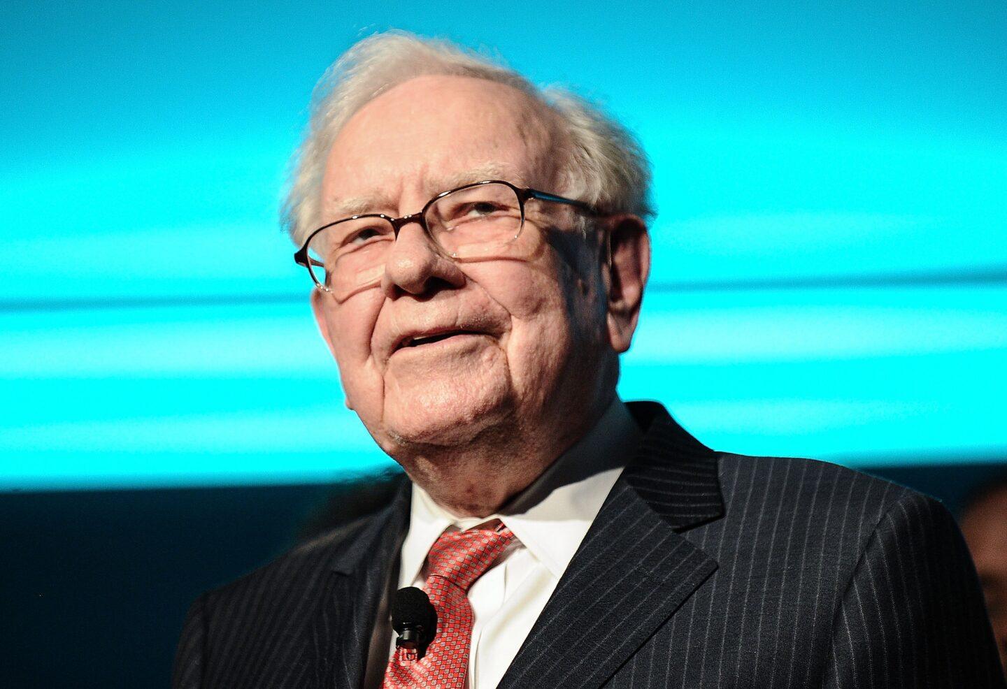 Warren Buffett patrzący w dal ze sceny.