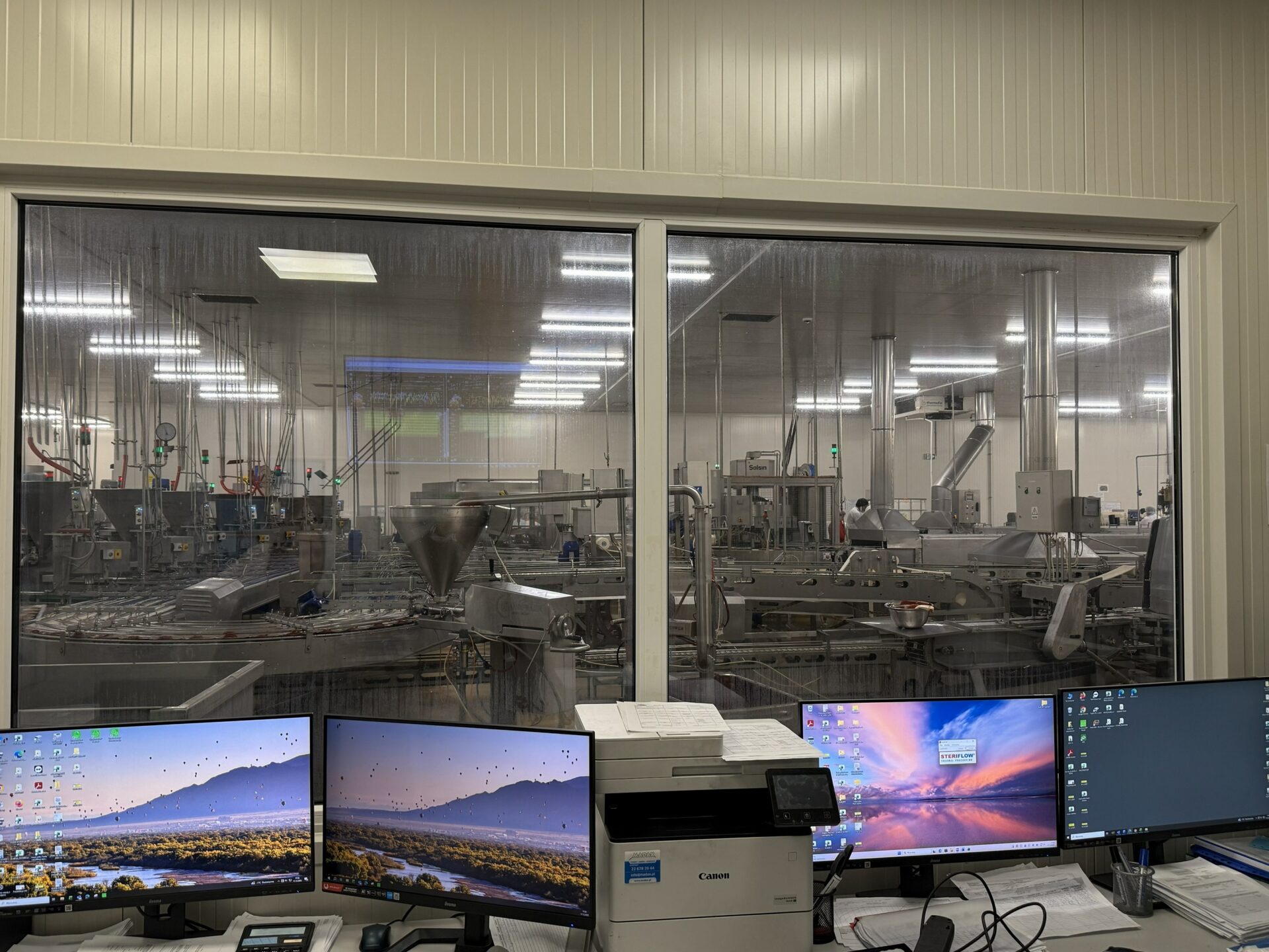 Wnętrze fabryki firmy EvraFish, należącej do Polskiego Holdingu Rybnego. Zakład znajduje się w miejscowości Brusy w powiecie chojnickim.