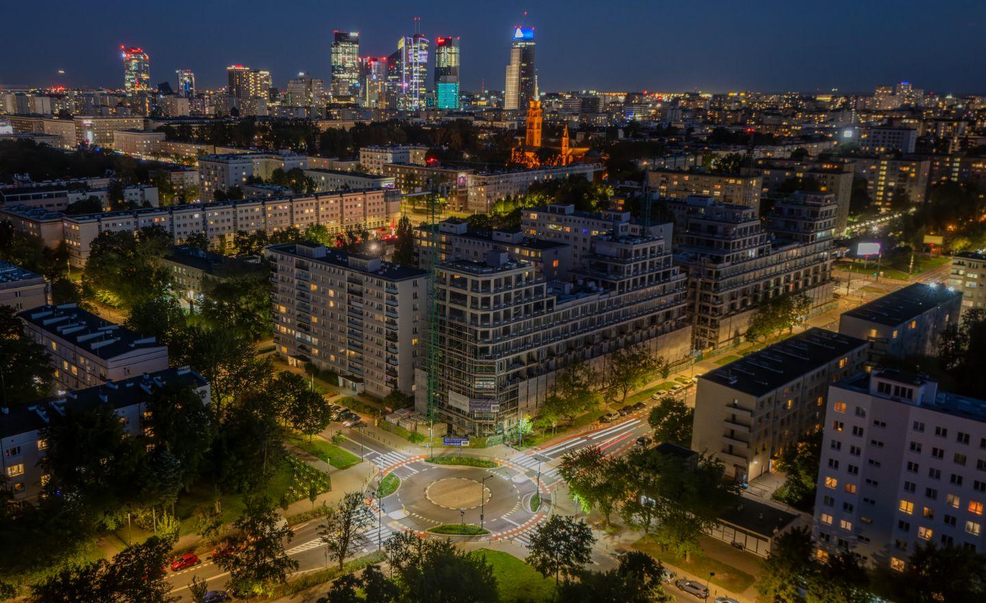 Zdjęcie przedstawia zabudowę miejską w okolicy Anielewicza w Warszawie z inwestycją Profbudu na pierwszym planie