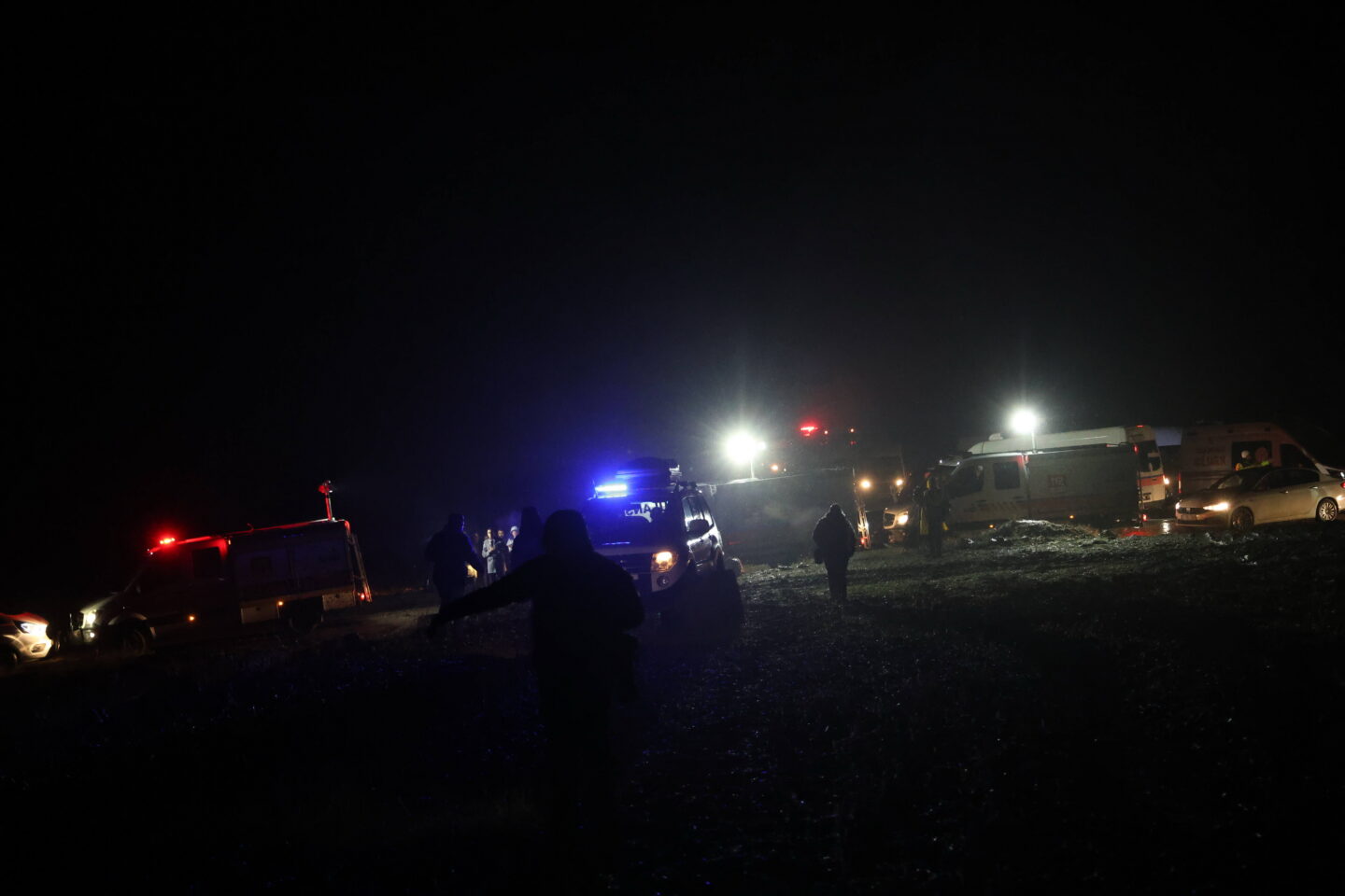 Ratownicy na miejscu katastrofy samolotu z szefem sztabu libijskiej armii na pokładzie