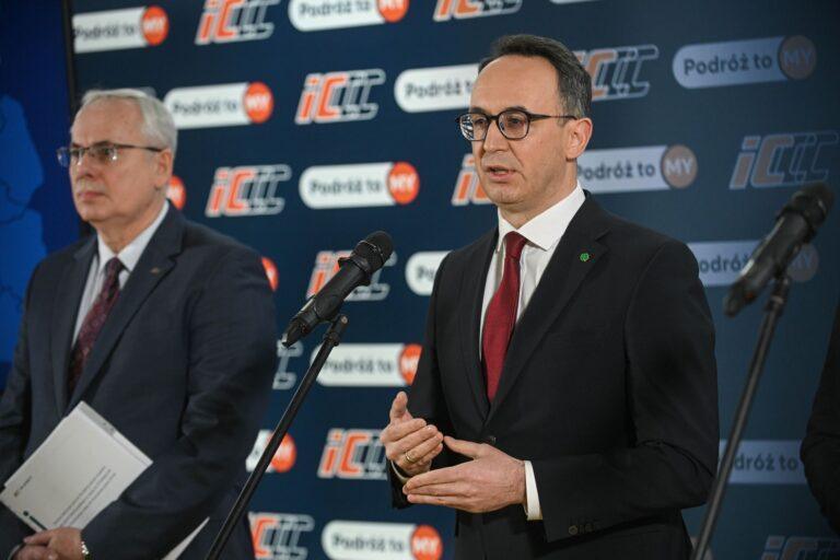 Minister infrastruktury Dariusz Klimczak (po prawej) i prezes PKP Intercity Janusz Malinowski (po lewej) podczas konferencji prasowej 30 grudnia 2025 r.