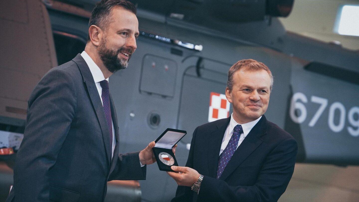 Wicepremier i minister obrony narodowej Władysław Kosiniak-Kamysz i Bartosz Śliwa, prezes PZL-Świdnik podczas odbioru pierwszego wyprodukowanego w Polsce śmigłowca AW149.