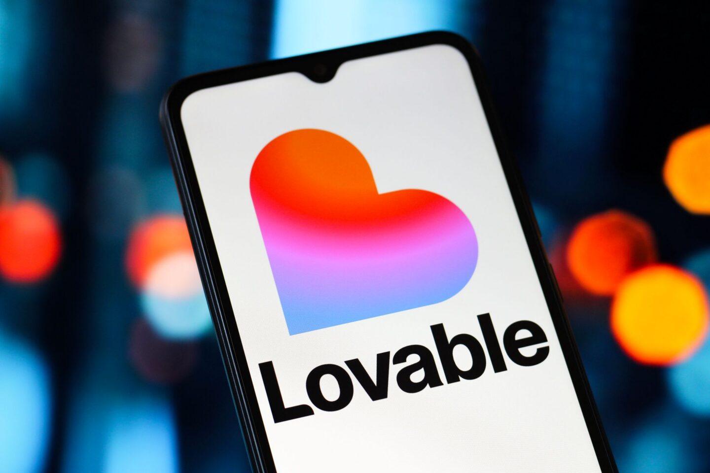 Na zdjęciu: Logo firmy Lovable na telefonie