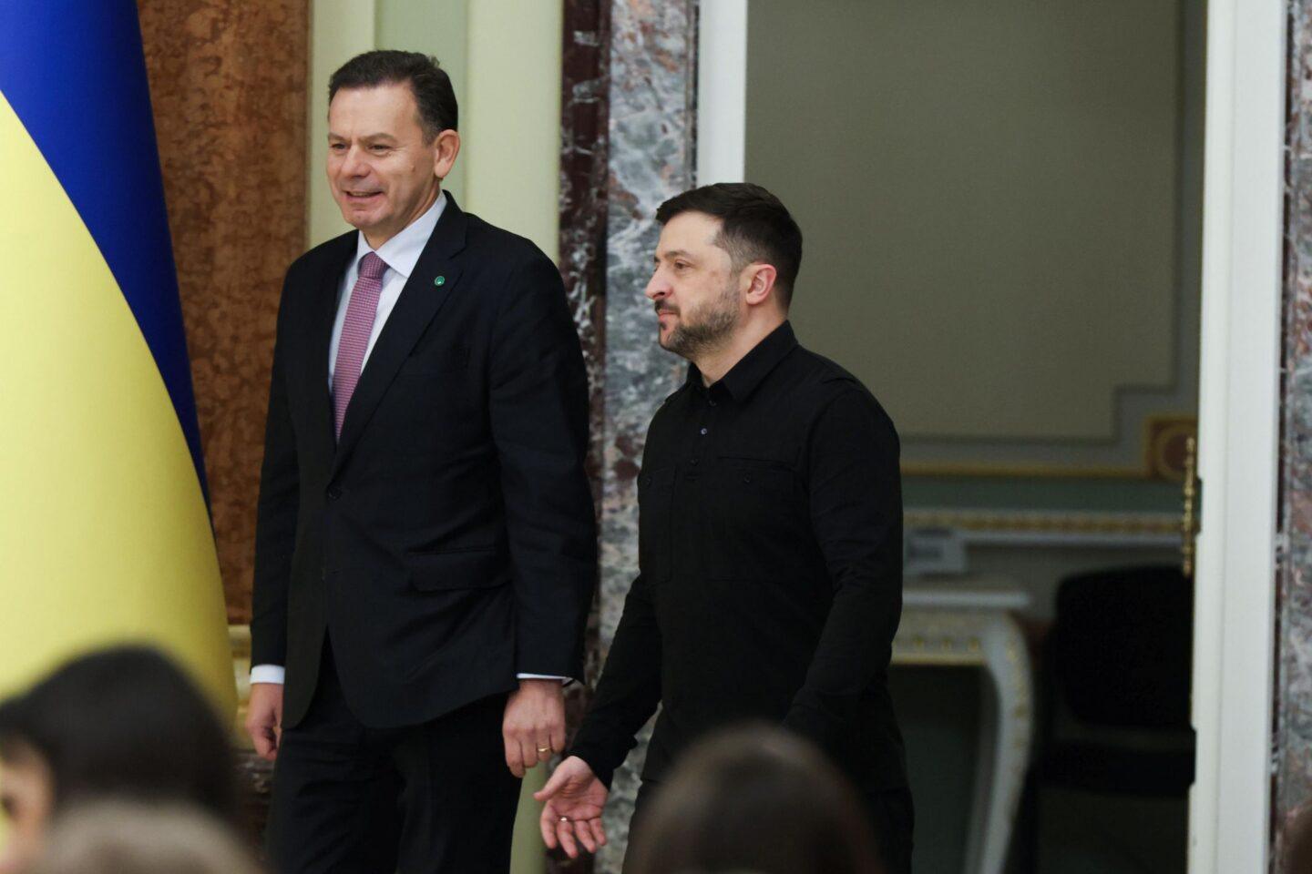 Na zdjęciu: Premier Portugalii Luis Montenegro (L) i prezydent Ukrainy Wołodymyr Zełenski (P)
