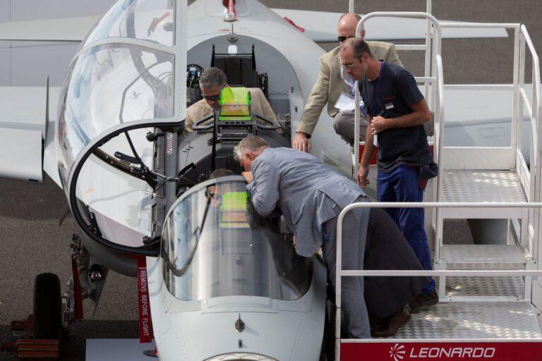 Na zdjęciu: Samolot bojowy M-346FA oglądany przez ewentualnych nabywców