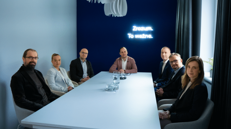 Uczestnicy debaty na temat problemu no-show w redakcji XYZ