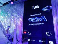 Zdjęcie przedstawia galę finałową plebiscytu Młodzieżowe Słowo Roku 2025