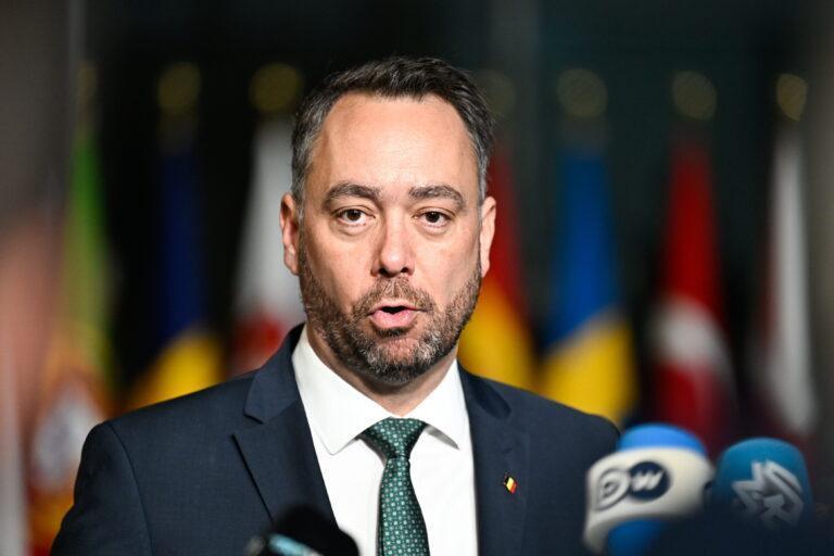 Wicepremier Belgii Maxime Prevot podczas wypowiedzi dla mediów przed posiedzeniem ministrów spraw zagranicznych państw NATO, 3 grudnia 2025 r.