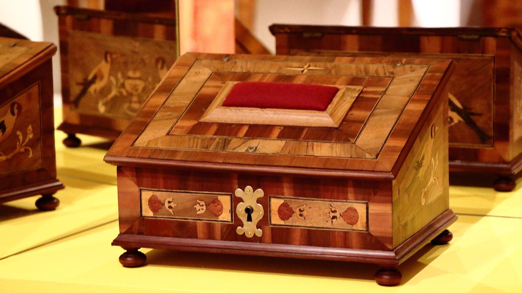 Wystawa "Mit mebli kolbuszowskich" w Zamku Królewskim w Sandomierzu