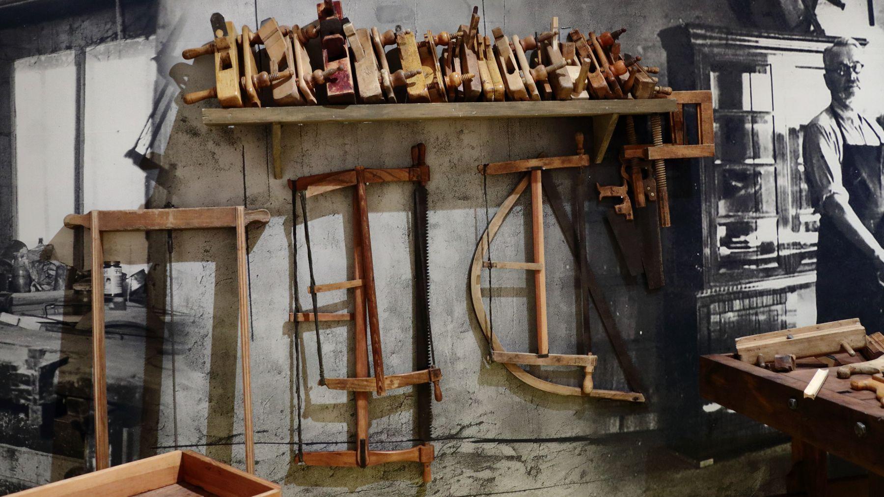 Wystawa "Mit mebli kolbuszowskich" w Zamku Królewskim w Sandomierzu