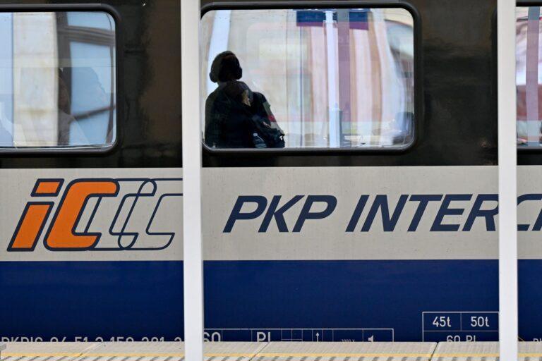Wagon pociągu PKP Intercity na peronie w Skarżysku-Kamiennej