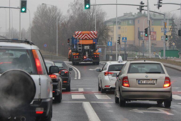 Pługopiaskarka na ulicach Warszawy
