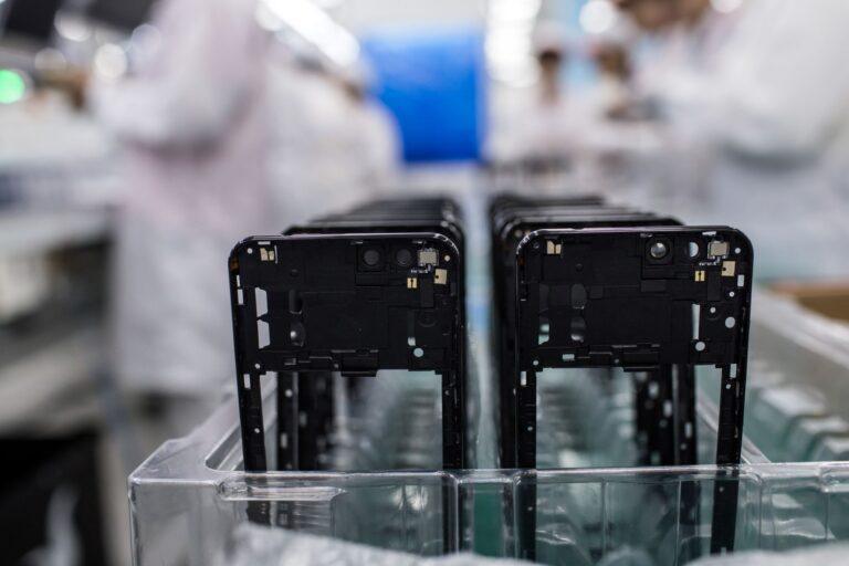 Na zdjęciu: Produkcja smartfonów