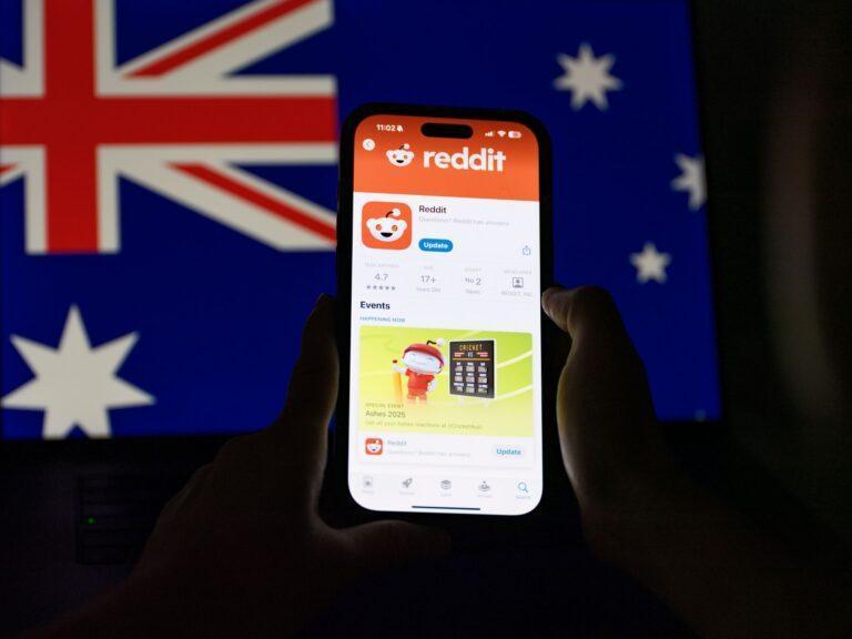 Na zdjęciu: Telefon z uruchomionym serwisem reddit na tle flagi Australii