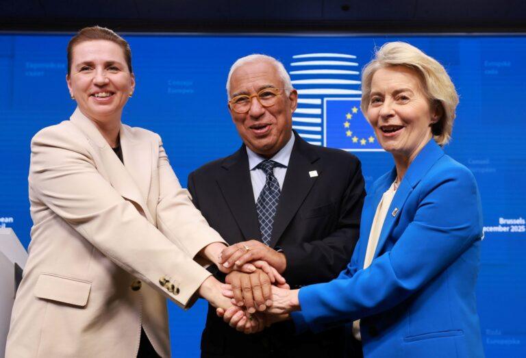 Na zdjęciu: premier Danii Mette Frederiksen (L), szef Rady UE Antonio Costa (C) i szefowa KE Ursula von der Leyen (P)
