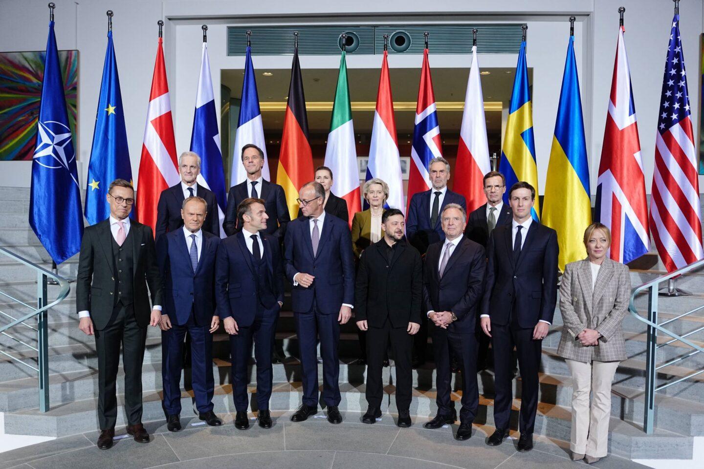 Zdjęcie przedstawia europejskich przywódców obecnych na szczycie w Berlinie 15 grudnia 2025 r.