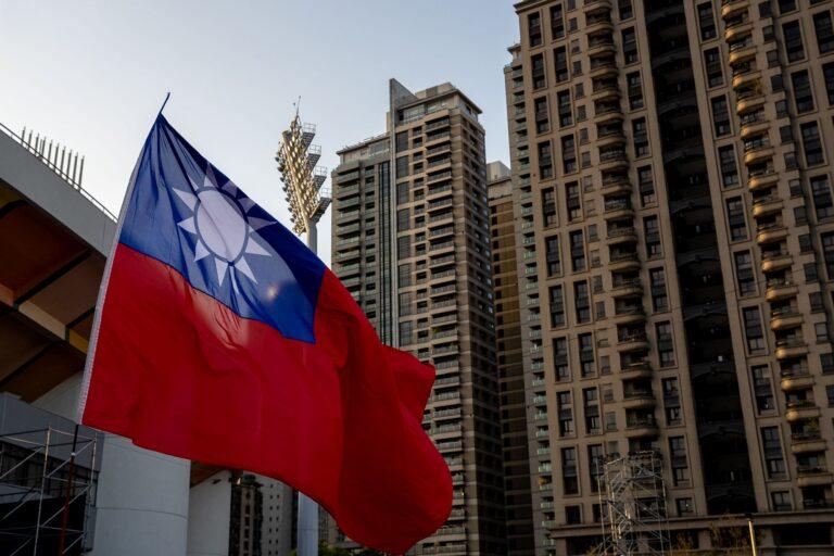 Flaga Tajwanu na tle wieżowców w Tajpej