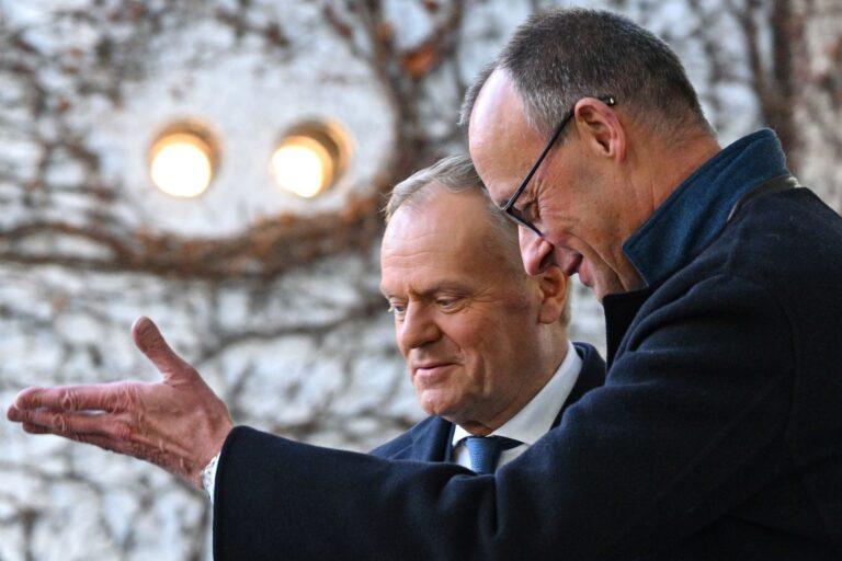 Na zdjęciu premier Donald Tusk i kanclerz Niemiec Friedrich Merz podczas powitania na dziedzińcu Urzędu Kanclerskiego w Berlinie, 1 grudnia 2025 r.