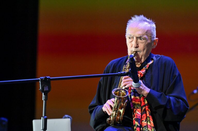 Jazzman Michał Urbaniak podczas występu w ramach wydarzenia Memorial to Miles Targi Kielce Jazz Festival w Kieleckim Centrum Kultury w 2024 r.