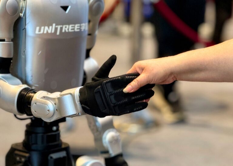 Człowiek podający robotowi rękę