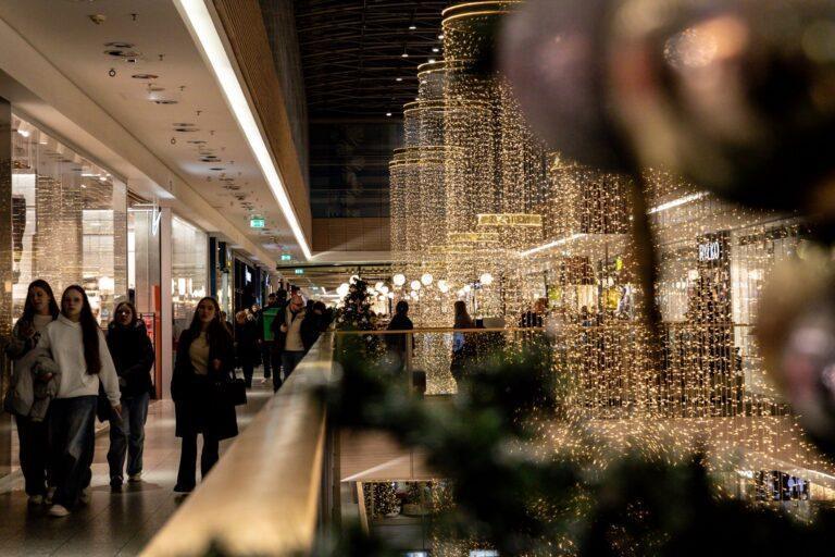 Zdjęcie przedstawia ludzi robiących zakupy w galerii handlowej w Krakowie przed świętami Bożego Narodzenia
