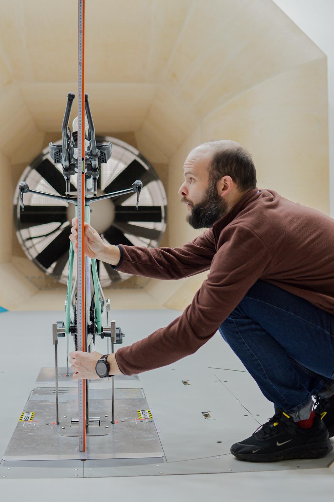 Piotr Klin podczas pracy z konstrukcją roweru