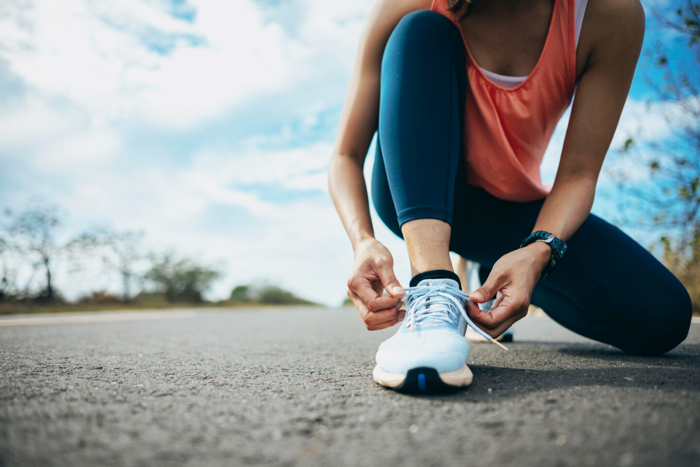 Młoda kobieta przygotowuje się do porannego joggingu