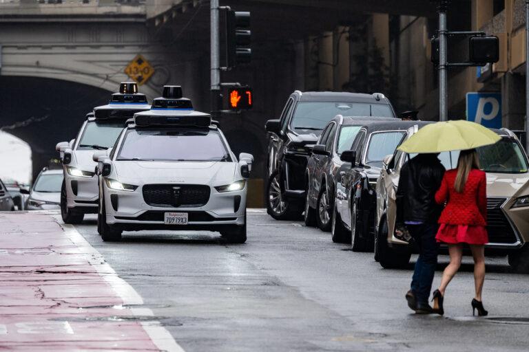 Na zdjęciu autonomiczne taksówki Waymo