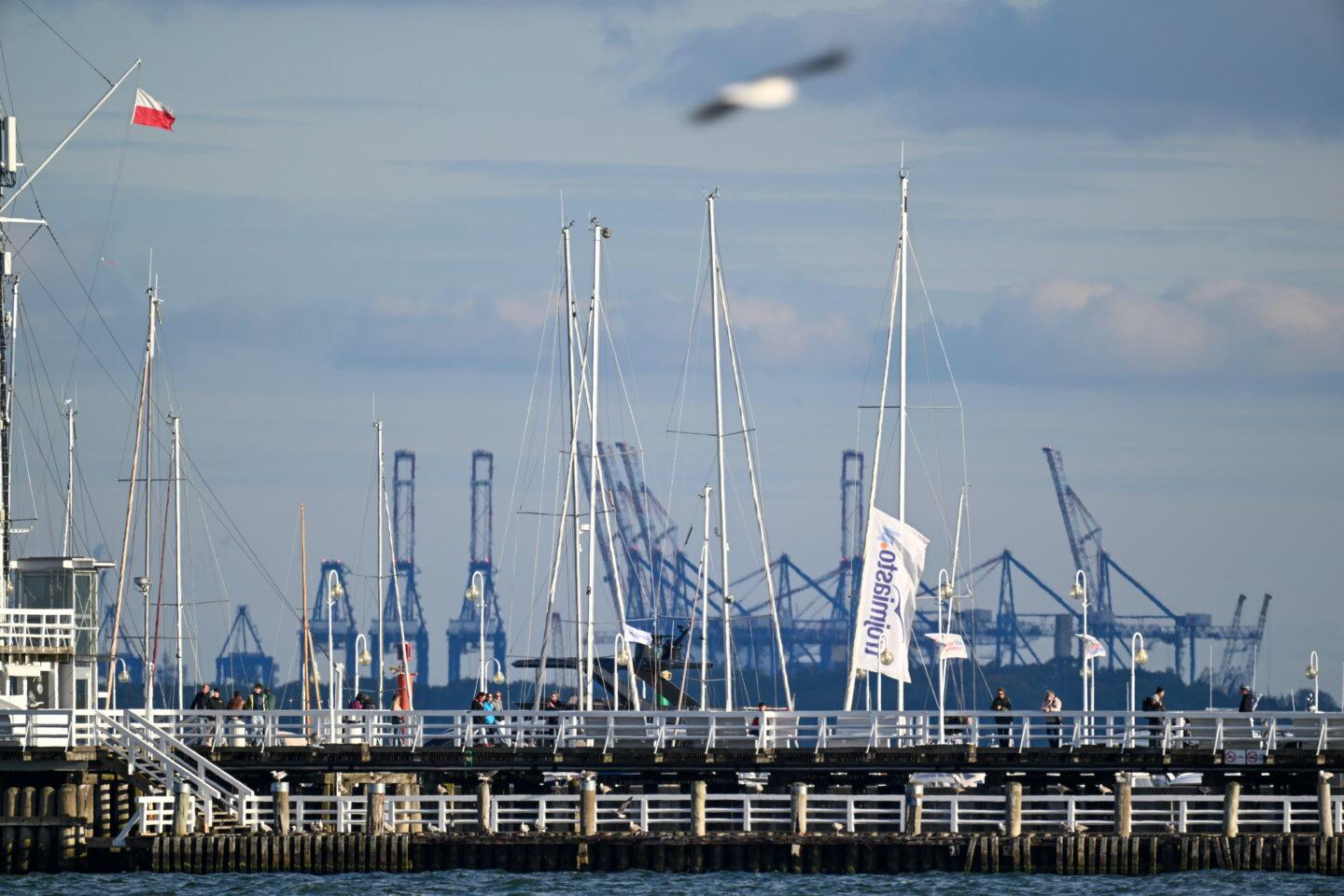 Na zdjęciu widok na molo w Sopocie i Terminal Kontenerowy Baltic Hub