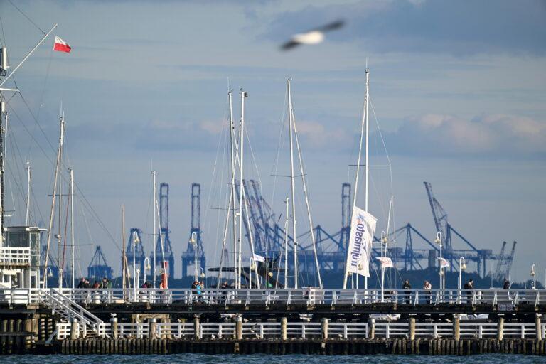 Na zdjęciu widok na molo w Sopocie i Terminal Kontenerowy Baltic Hub