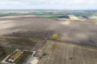 Na zdjęciu z drona teren przez który ma przebiegać linia kolei dużej prędkości z Warszawy do CPK w miejscowości Zabłotnia