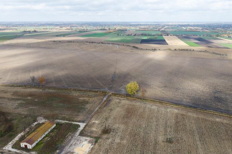 Na zdjęciu z drona teren przez który ma przebiegać linia kolei dużej prędkości z Warszawy do CPK w miejscowości Zabłotnia