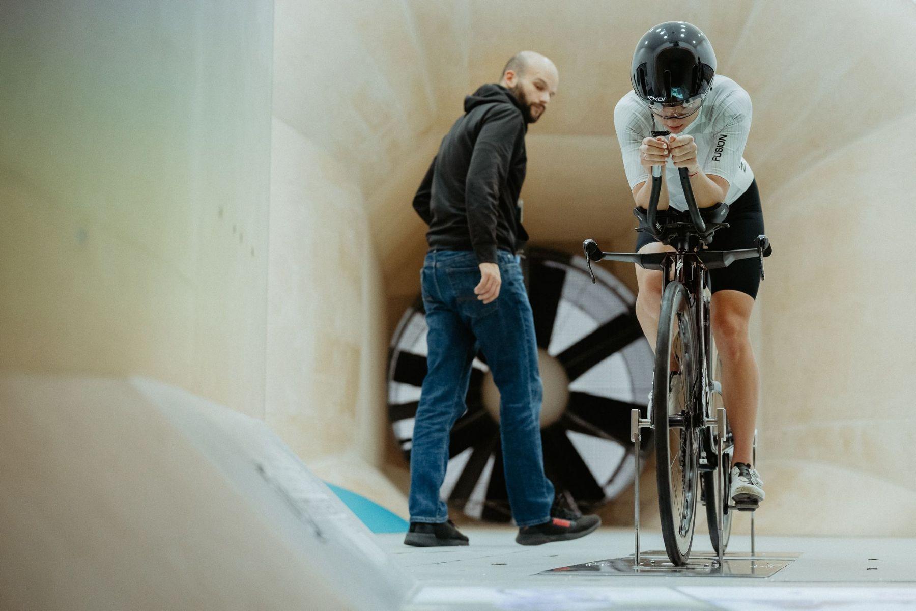 Piotr Klin podczas pracy nad optymalizowaniem ułożenia kolarki na rowerze