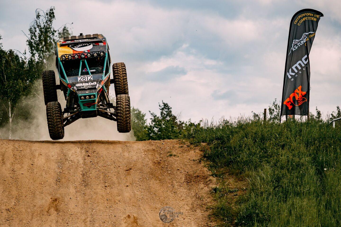 Samochód terenowy biorący udział w wyścigu King of Poland