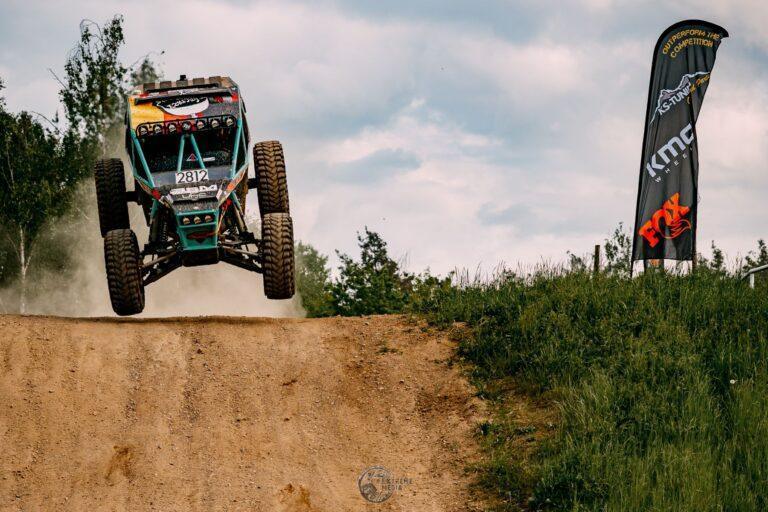 Samochód terenowy biorący udział w wyścigu King of Poland