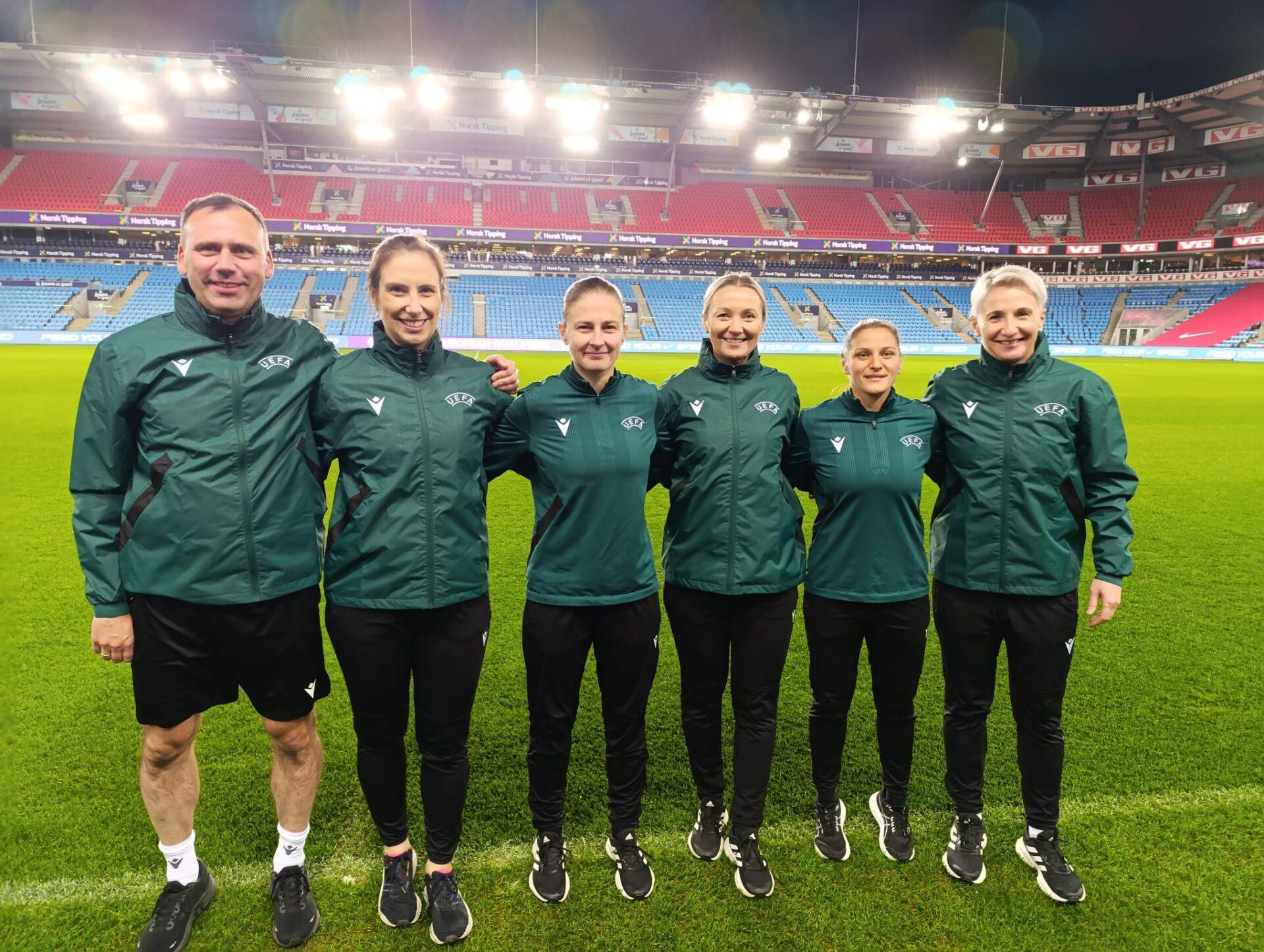 Monika Mularzyk z zespołem sędziowskim przed meczem Ligi Mistrzyń.