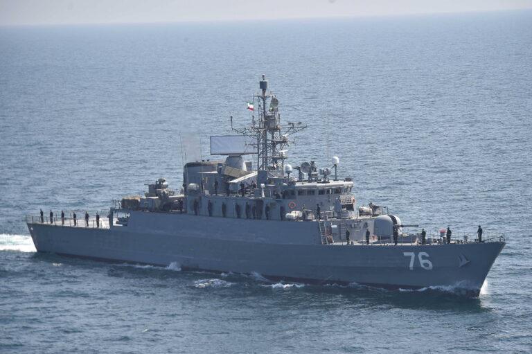 irański okręt Jamaran (76) w trakcie ćwiczeń wojskowych