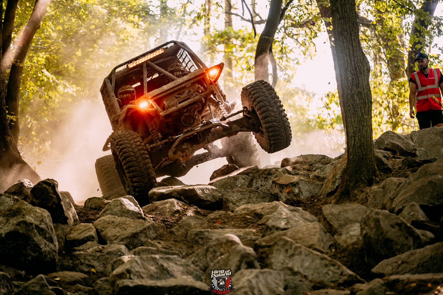 Samochód terenowy startujący w wyścigu King of Polans