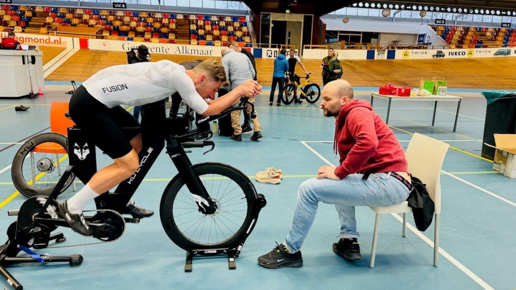 Piotr Klin, polski inżynier podczas optymalizacji aerodynamicznej roweru i kolarza