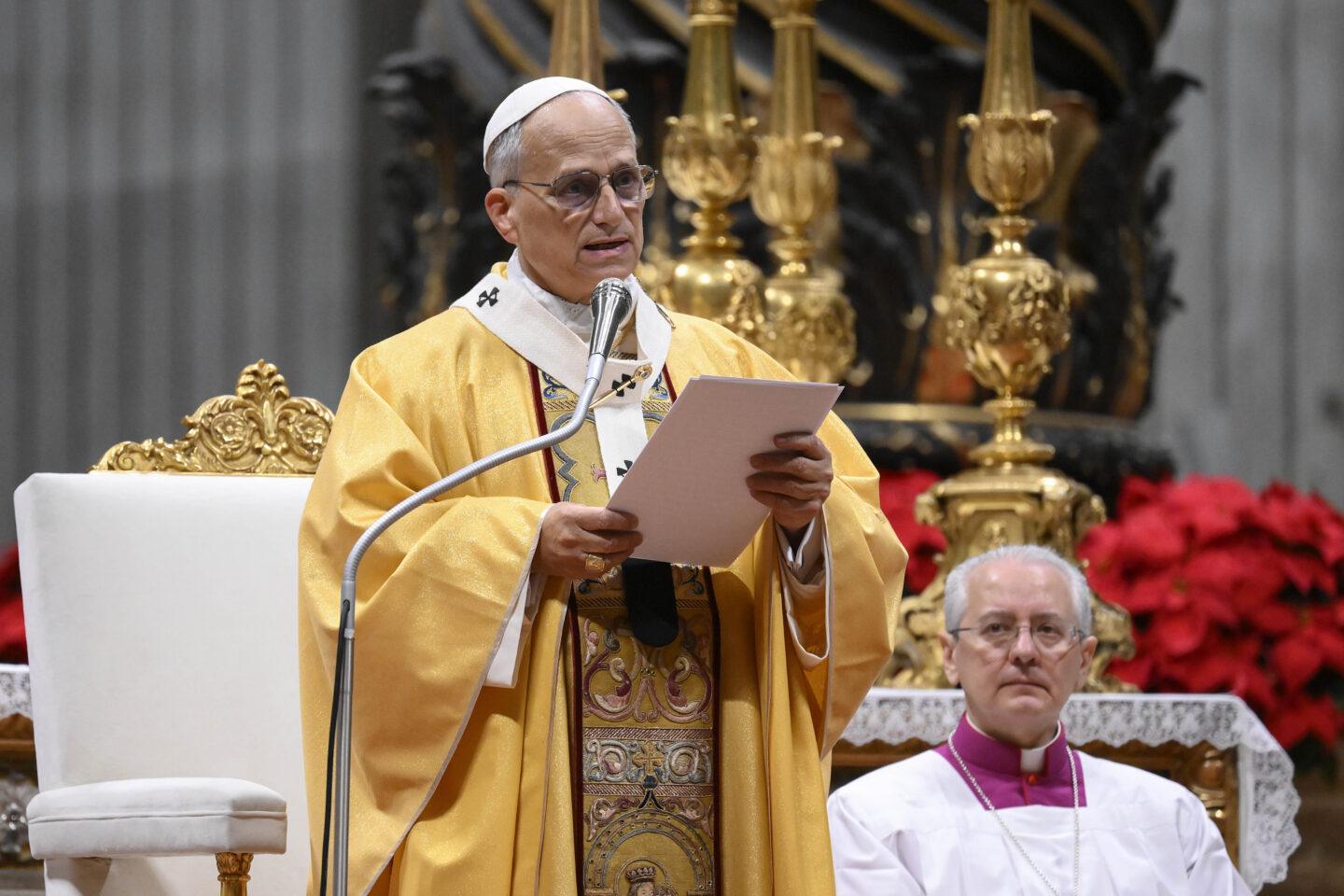 Papież Leon XIV w trakcie wigilijnej homilii w Watykanie