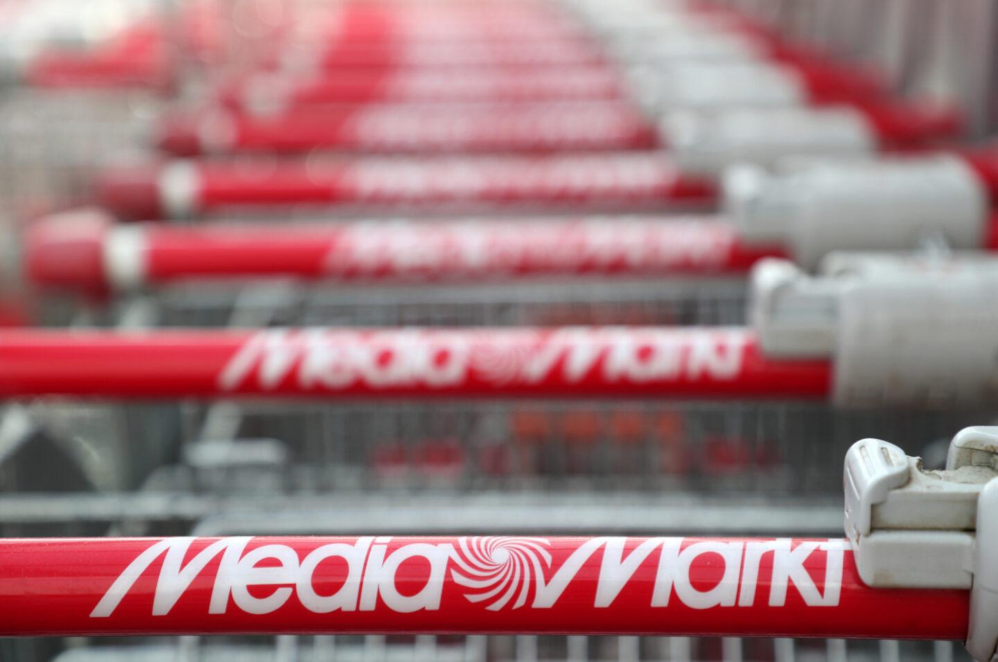 logo MediaMarkt na wózkach sklepowych